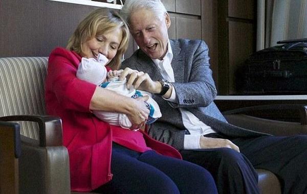 هيلاري كلينتون تستقبل حفيدها الثاني
