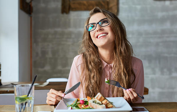 7 عادات خاطئة بعد تناول الطعام