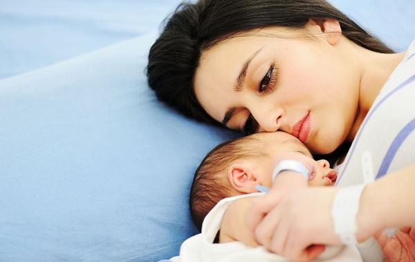 كيف أتعامل مع الإفرازات المهبليَّة بعد الولادة؟