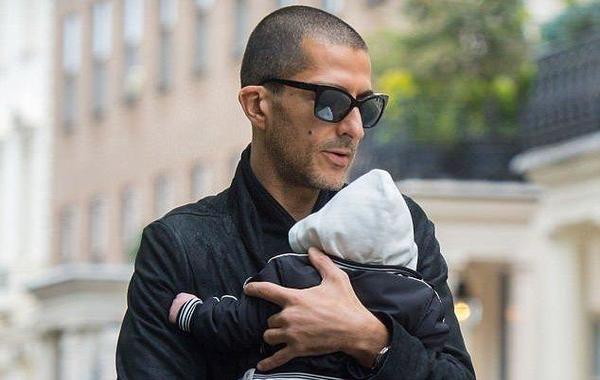 بالصور.. وسام المانع في لقطات "أبويّة حنونة" مع طفله في شوارع لندن