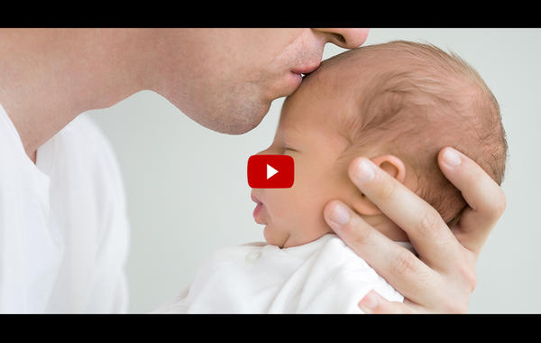 بالفيديو: أب يبتكر طريقة غريبة لإيقاف بكاء طفلته الرضيعة