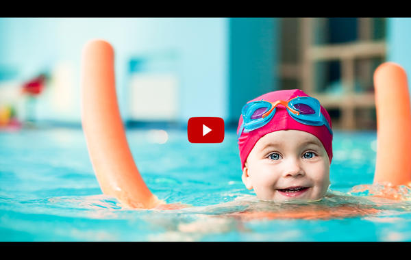 بالفيديو.. طفل يصارع الموت داخل حوض للسباحة بسبب الإهمال