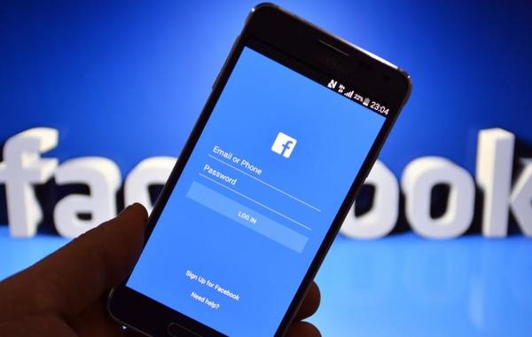 "فيس بوك" يرغب في التجسس على المستخدمين عبر هواتفهم