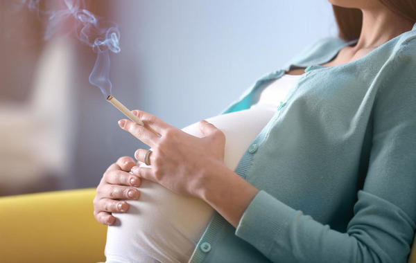 مضار التدخين على الحمل والرضاعة وسلوكيات الطفل!