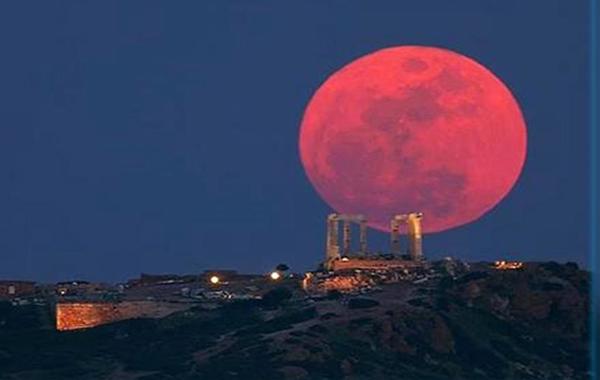 العالم يترقب "القمر الدموي"