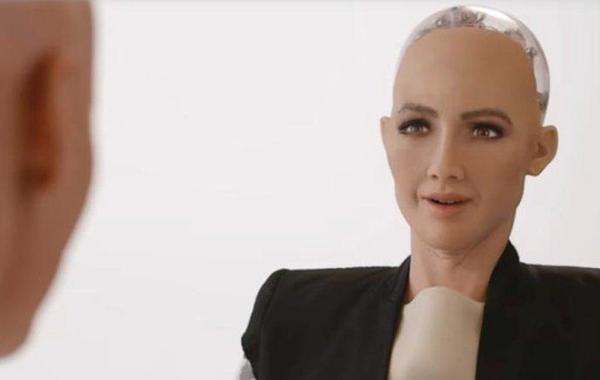 بالفيديو: "صوفيا".. أول روبوت بالعالم يُمنح الجنسية وجواز السفر السعوديين | مجلة سيدتي