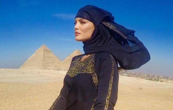 بالصور: ملكة جمال بورتريكو ترتدي النقاب في مصر