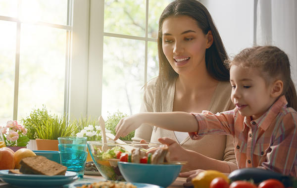 8 نصائح لتشجيع طفلك على الأكل الصحي