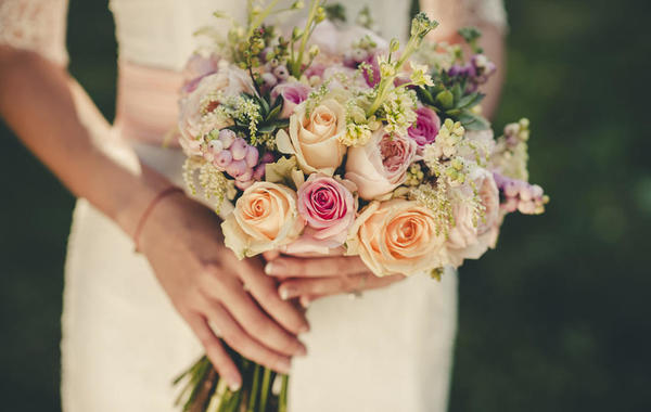 عروس ربيعية ساحرة مع أجمل باقات الأزهار لــ2018