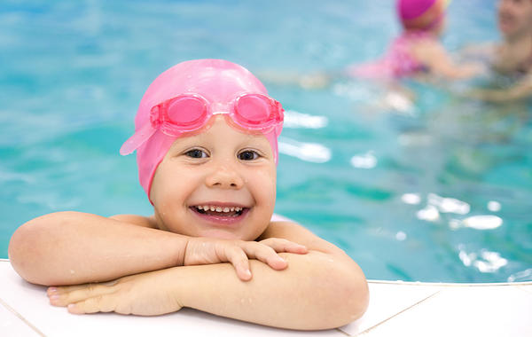 نصائح هامة لحماية الطفل قبل وبعد الدخول إلى حمام السباحة