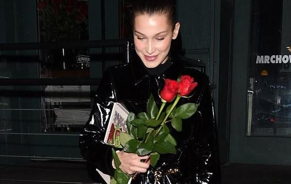 بالصور: بيلا حديد تقدّم الورود لمصوري الباباراتزي في عيد الحب