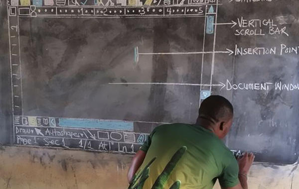 معلم يرسم برنامج "وورد Word" لطلابه على السبورة لعدم توافر أجهزة