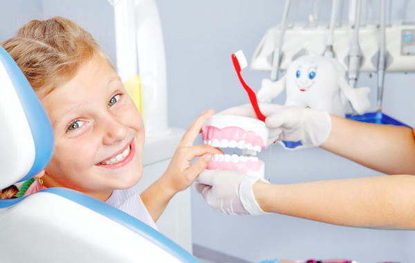 كيف تعتنين بـ أسنان الطفل وتنظيفها حسب عمره