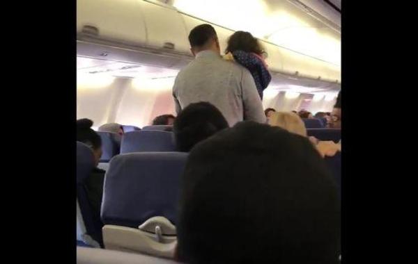 بالفيديو مشهد مؤثر لطرد أب من الطياره لأن ابنته خائفه