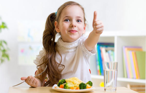غذاء الطفل من عمر 4 إلى 8 سنوات