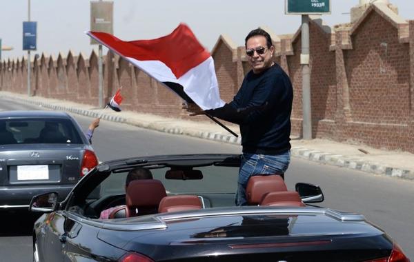 على طريقة محمد رمضان.. حكيم يستعرض سيارته الفارهة في شوارع القاهرة