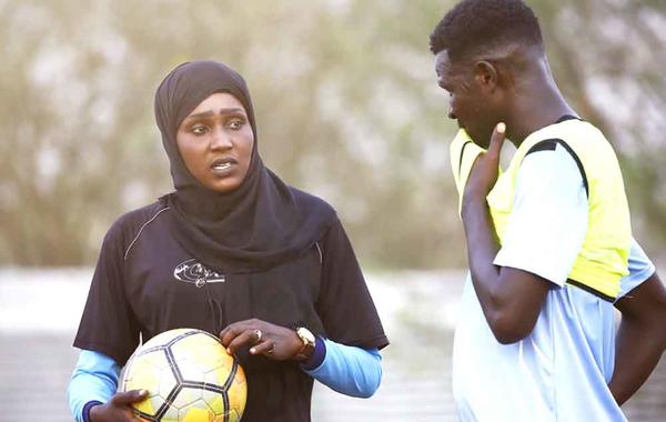 أول مدربة سودانية تقتحم رياضة كرة القدم للرجال