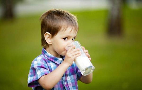 الحليب ومشتقاته لا يتسببون في سمنة الأطفال