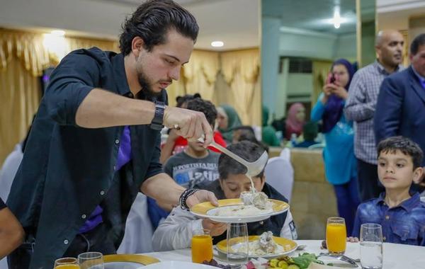 ولي العهد الأردني يشارك مجموعة من الأيتام تناول الإفطار