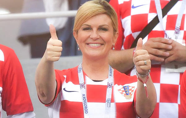 لقبت بـ اللاعب الـ 12في منتخب بلدها.. رئيسة كرواتيا تشغل الإعلام العالمي
