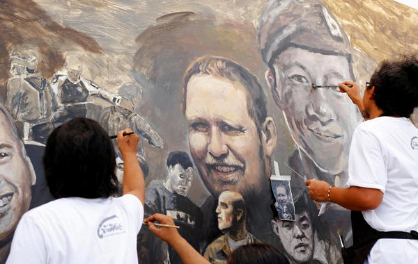 مئات الفنانين يشاركون برسم لوحة جدارية لـ"فتية الكهف" في تايلاند