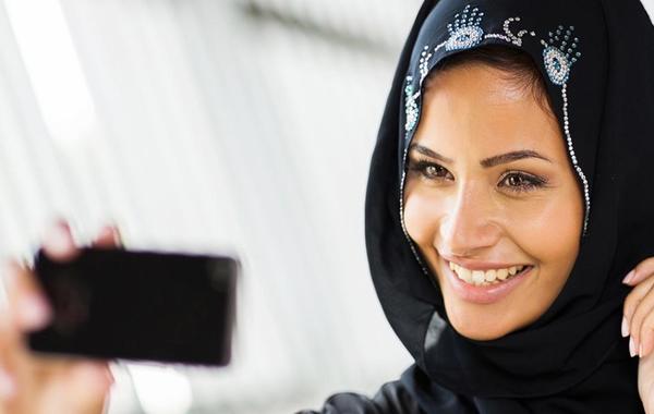 هل يثق السعوديون بابتسامتهم؟