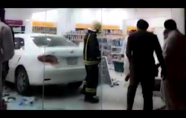 فيديو.. سيارة تقتحم صيدلية في السعودية