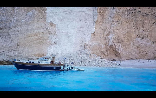 فيديو: انهيار صخري كبير على شاطئ يوناني مُكتظ بالسياح