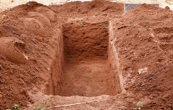 تركي فتح قبر والده فتفاجأ أن الجثمان فيه يعود لـ"امرأة"
