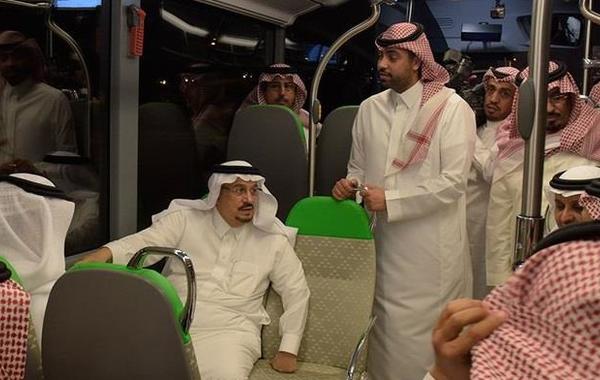 بالفيديو: أمير الرياض يستقل حافلة ضمن مشروع المترو