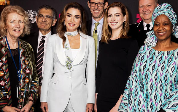 البدلة الرجالية خيار النجمات وآخرهن الملكة رانيا
