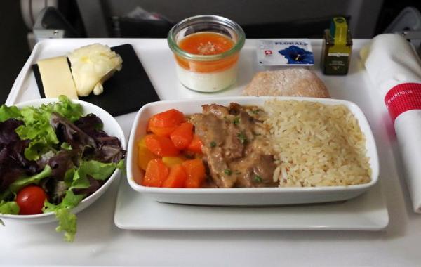 لماذا تختلف وجبات الطيارين عن المسافرين؟