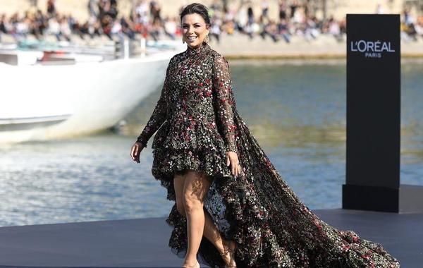 ايفا لونغوريا على منصة L’Oréal في أسبوع الموضة بباريس.. أين جسدها الرشيق؟