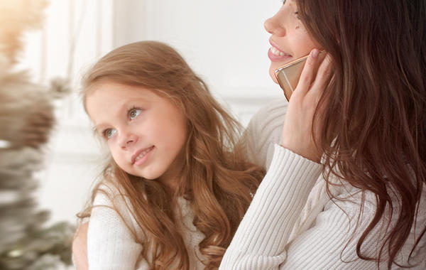 دراسة أمريكية تحذر من مخاطر انشغال الآباء بهواتفهم عن أطفالهم