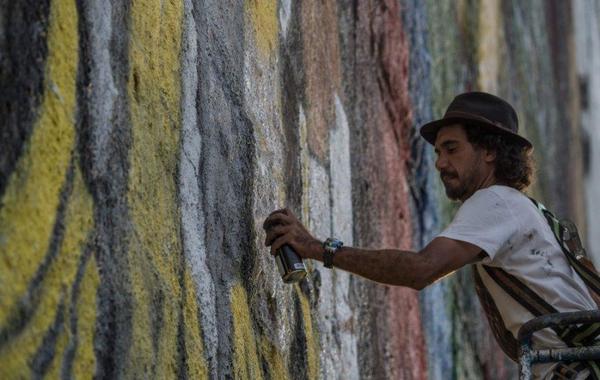رسام برازيلي يجسد الزعماء والمشاهير في أكبر جداريات بالعالم
