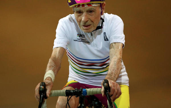 مُسنّ عُمره 106 أعوام يعود لرياضة ركوب الدراجات رغم قرار اعتزاله السابق