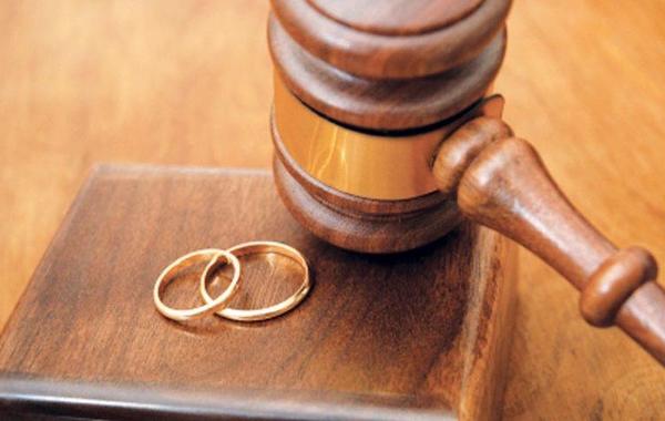 زوجة تحصل على الطلاق من زوجها بسبب «كـــــرمه» المفرط