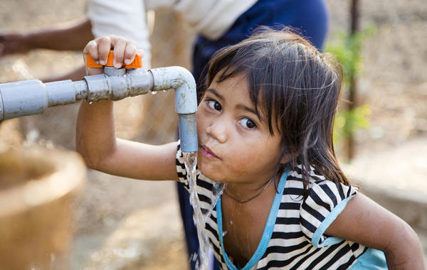 طالب يبني بئراً في قرية هندية فقيرة تعاني الجفاف الشديد