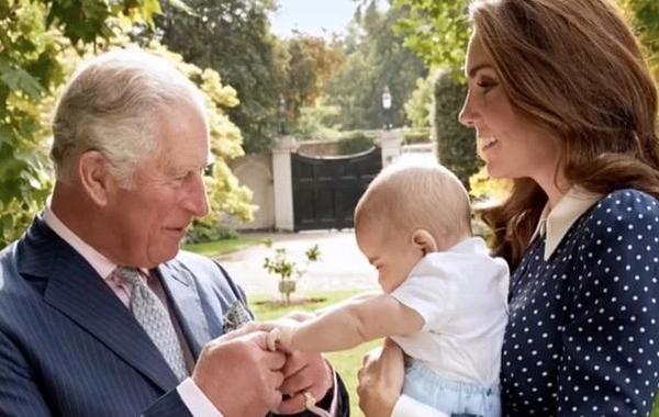 صورة جديدة لـ الأمير لويس طفل وليام وكيت... هل يشبه شقيقه الأكبر جورج؟