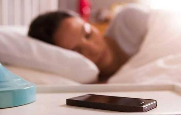 تقرير أميركي يرصد مخاطر النوم قرب الهاتف.. تعرف عليها؟