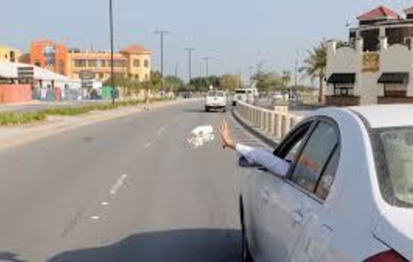 "المرور": رمي المخلفات من المركبة أثناء سيرها يعد مخالفة