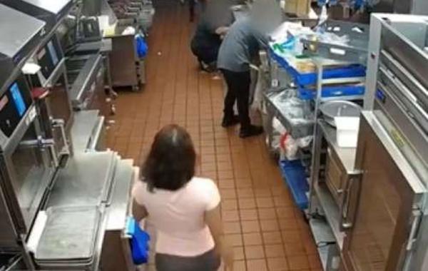 شاهد.. امرأة تعتدي بوحشية على موظفة مطعم بسبب كيس «كاتشب» إضافي