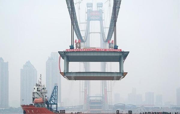 الصين تبني أطول جسر معلق بمستويين في العالم