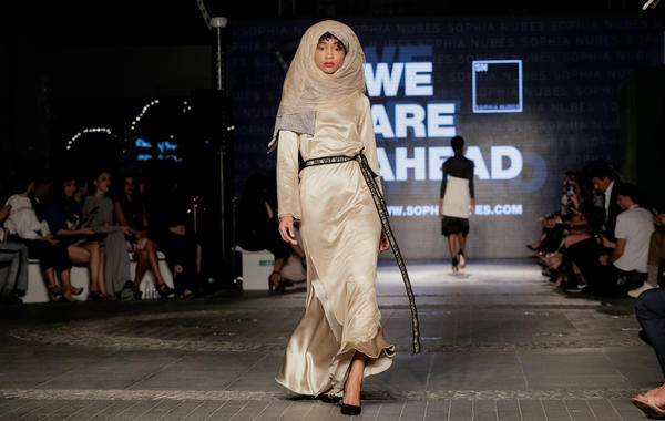 الأهواء المتنوعة في الأزياء تميّز ثالث أيام "أسبوع الموضة العربي" 7 في دبي