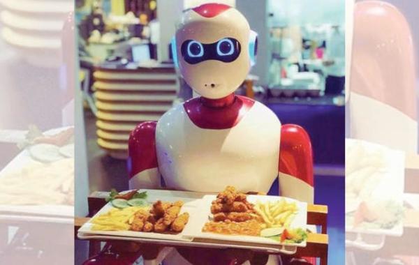 روبوت نادل يلبي الطلبات في مطعم بنيبال