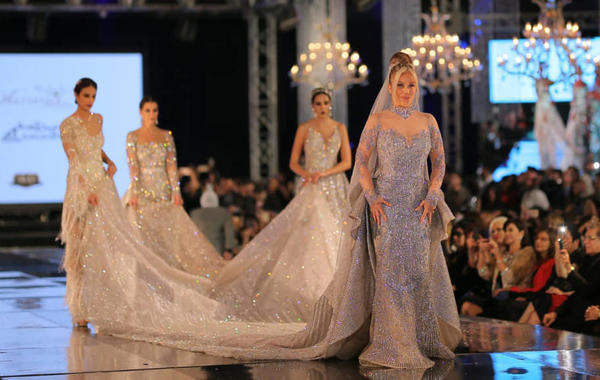 نيكول سابا تثير الجدل في مصر بسبب فستان زفافها المرصع بالألماس