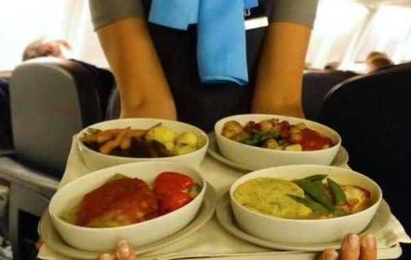 مضيف جوي يقر: وجبات المسافرين بالطائرة غير صحية وغير نظيفة