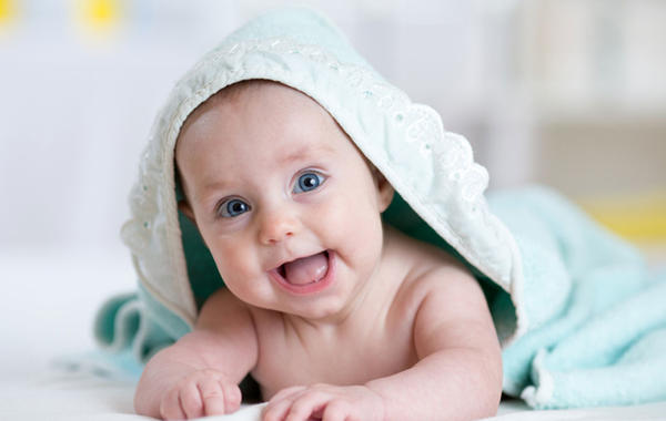 مظاهر نمو الطفل في الشهر الثاني تحصلين على أولى ابتساماته