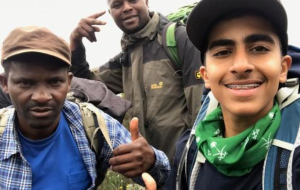 طالب سعودي يتسلق أعلى قمة جبل في إفريقيا