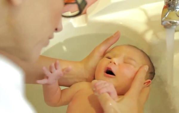 دراسة طبية تدعو إلى عدم غسل الأطفال بعد ولادتهم 